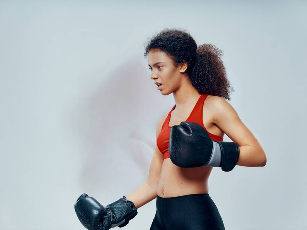 スポーティ女性スリムフィギュアボクシンググローブトレーニングモチベーション - 写真・画像