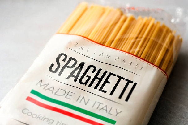 uma embalagem de espaguete com o rótulo feito na Itália. Alimentos e embalagens italianos. - Foto, Imagem