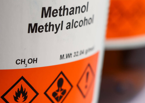 alcohol metílico, una sustancia química inflamable en un laboratorio - Foto, imagen