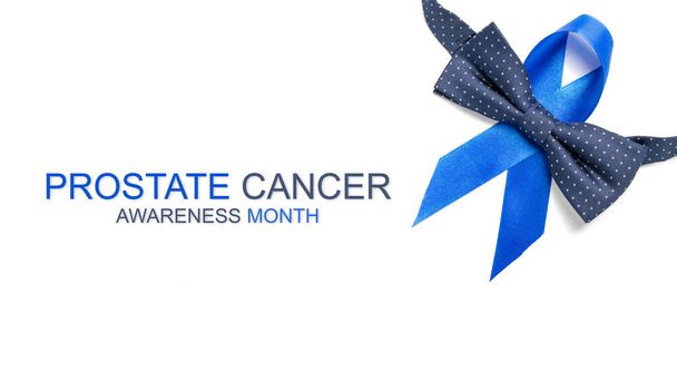 Cancro al nastro blu. Consapevolezza cancro alla prostata della salute degli uomini nel mese di novembre. Nastro blu, papillon moda isolato su sfondo bianco. Simbolo di oncologia colpito l'uomo. Copia spazio - Foto, immagini