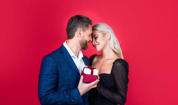 happy valentines day. be my valentine. man and woman on romantic date. propose and engagement. guy hold gift box. relationship. girl hug boyfriend. wedding anniversary present. couple in love - Zdjęcie, obraz