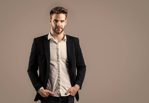 confident businessman in shirt and jacket. boss male. sexy ceo on gray background. modern office life. charismatic business owner. stylish realtor. handsome man wear formal suit. copy space - Foto, Bild