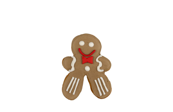 Homem de gengibre clássico. biscoitos isolados em um fundo branco. tratamento de Natal tradicional feito com suas próprias mãos.  - Foto, Imagem