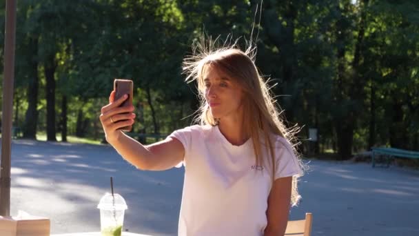κορίτσι κινηματογραφεί τον εαυτό της για κοινωνικά δίκτυα - Πλάνα, βίντεο