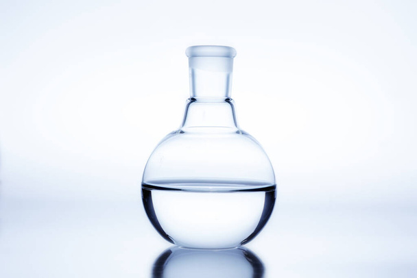Flask a fondo piatto utilizzato per la distillazione chimica. - Foto, immagini
