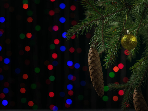 branche d'arbre de Noël avec un cône sur le fond de bokeh. Concentration sélective. Noël et Nouvel An célébrations. - Photo, image