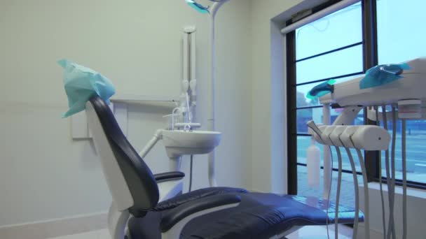 4k video di gabinetto dentale con sedia e altri strumenti stomatologici. - Filmati, video