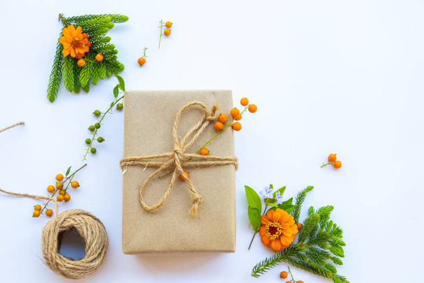 Geschenk-Box für besondere in Weihnachten und Neujahr Festtag mit Blumen-Arrangement auf weißem Hintergrund - Foto, Bild