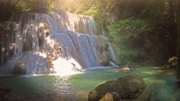 Huay Mae Khamin Cascada se encuentra en un hermoso pez profundo jerárquico y es una famosa cascada de Kanchanaburi, Tailandia. - Metraje, vídeo