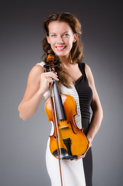 Nainen taiteilija viulun kanssa
 - Valokuva, kuva