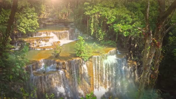 Водоспад Гуей Мей Хамін лежить у прекрасній ієрархічній глибокій рибі і є відомим водоспадом Канчанабурі (Таїланд).. - Кадри, відео