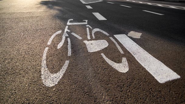 Marcatura di una pista ciclabile su una strada a Swinoujscie, Polonia                                - Foto, immagini