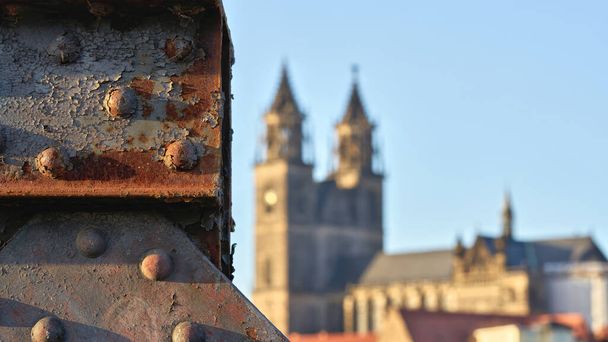   Detail van de noodlijdende liftbrug aan de Elbe in Magdeburg. Op de achtergrond de kathedraal van Magdeburg.                              - Foto, afbeelding
