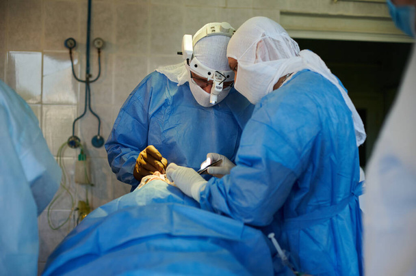 Χειρουργείο. Γενική άποψη των χειρουργών στο χειρουργείο. - Φωτογραφία, εικόνα