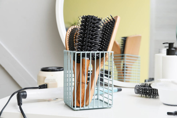 Spazzole professionali di parrucchiere in salone - Foto, immagini
