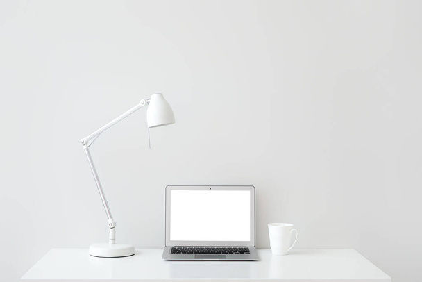 Сучасний ноутбук на робочому місці в офісі
 - Фото, зображення