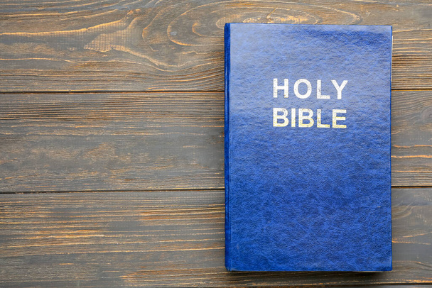 Holy Bible on wooden table - Foto, afbeelding