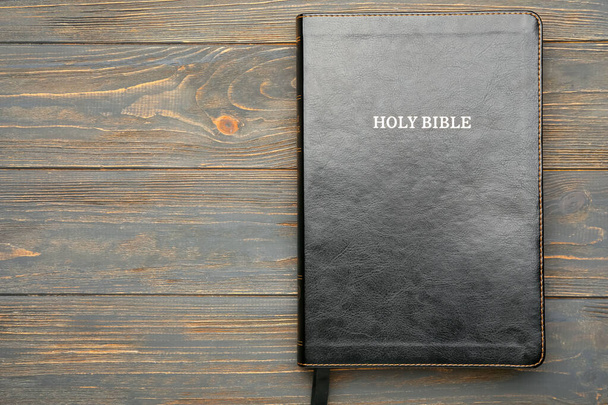 Szent Biblia a fa asztalon - Fotó, kép