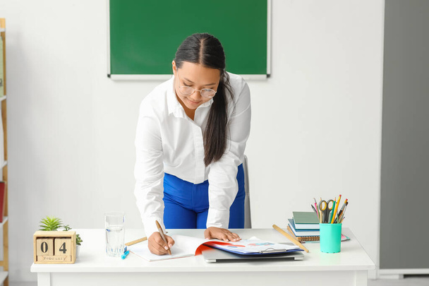 Asiatisch weiblich lehrer im klassenzimmer - Foto, Bild