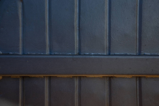 Rusty kovové mříže, natřené barvou a odloupané od stáří, větrací otvory pro přívod vzduchu do průmyslových zařízení, elektrický štít, otvírací dveře - Fotografie, Obrázek