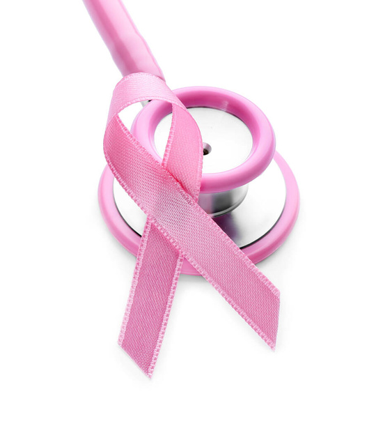 Cinta rosa y estetoscopio sobre fondo blanco, primer plano. Concepto de conciencia sobre el cáncer de mama - Foto, Imagen