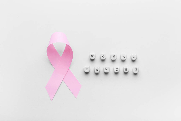 Ruban rose et texte FEMME CANCER sur fond clair - Photo, image