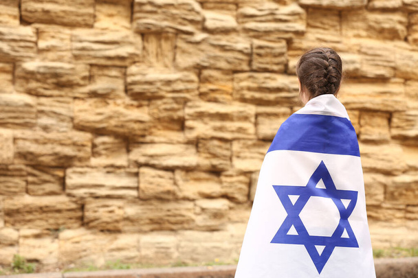 Κοριτσάκι με τη σημαία του Ισραήλ κοντά στο Τείχος των Δακρύων - Φωτογραφία, εικόνα