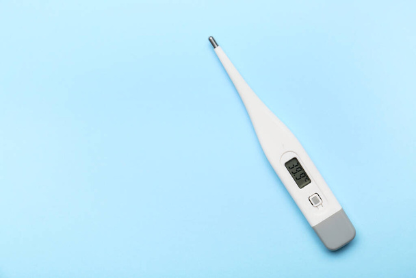 Electronic thermometer on color background - Foto, imagen