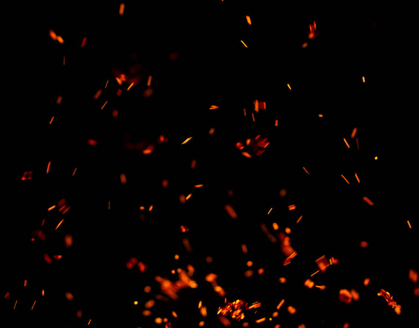 Llama de fuego con chispas sobre un fondo negro - Foto, Imagen