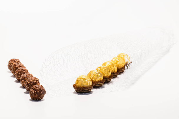 Seleziona il focus dei dolci al cioccolato e nocciole avvolti e scartati. Cioccolato e concetto astratto - Foto, immagini