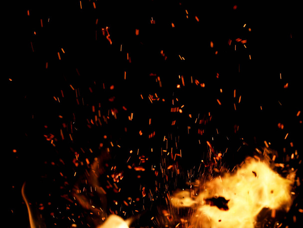 Φλόγα φωτιάς με σπίθες σε μαύρο φόντο - Φωτογραφία, εικόνα