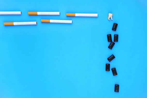 Sininen tausta savukkeiden ja purukumisuojien kanssa - Valokuva, kuva