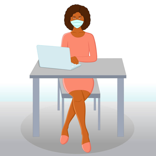 Молодая черная женщина на рабочем месте или в офисе, используя ноутбук, работающий и носящий защитную маску против вируса Короны Covid-19. - Вектор,изображение