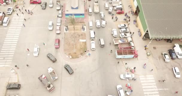 プロデューサー市場"Mercado Mayorista de Lima"でドローンを使用した空中ビデオ。生鮮食品の流通ターミナル:野菜や果物。トラックと売り手. - 映像、動画