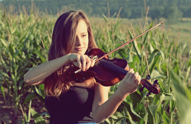 Ragazza che suona il violino - Foto, immagini