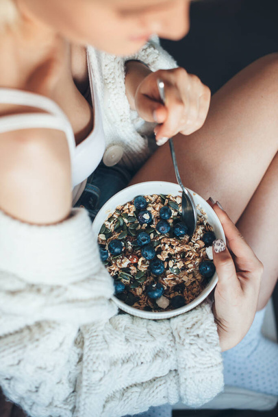 Foto vista superior de uma mulher com hábitos saudáveis comer cereais com baga - Foto, Imagem