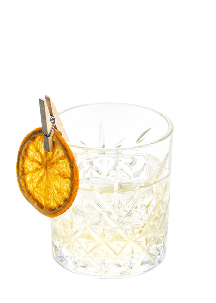 Chlastací třešeň staromódní alkoholický koktejl s whisky a kostkou ledu ve sklenici izolované na bílém pozadí. - Fotografie, Obrázek