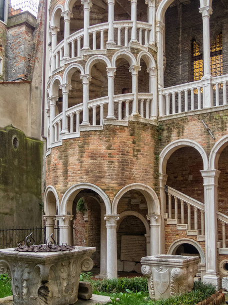 Palazzo Contarini del Bovolo 'nun dış sarmal merdiveni Venedik, Veneto, İtalya - Fotoğraf, Görsel