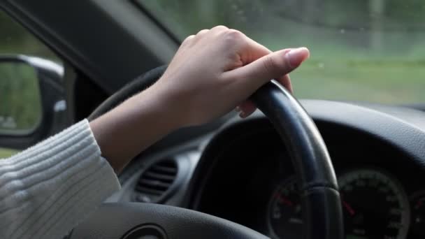 Manikúra dáma v bílém svetru ruku na volantu - Záběry, video