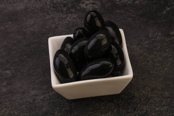Pickled tasty black olives in the bowl - Foto, imagen