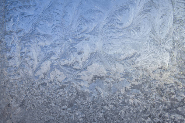 Piękne zbliżenie Okno zimowe Pane pokryte błyszczące lodowe wzory mróz - Zdjęcie, obraz