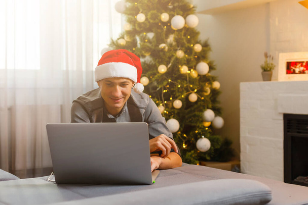 Мужчина покупает рождественские подарки онлайн - Фото, изображение