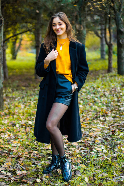 Sarı ve paltolu bayan ormanda - Fotoğraf, Görsel
