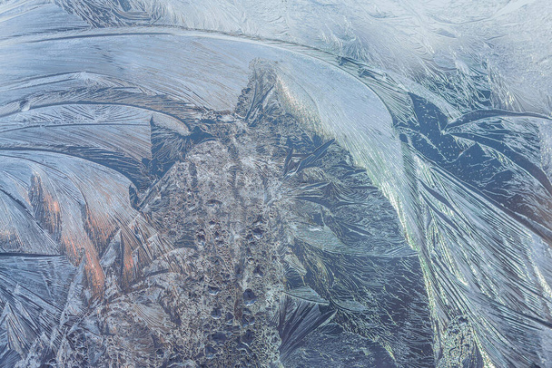 Güzel Yakın Çekim Kışlık Pencere Pane Kaplamalı Parlak Buz Kalıpları - Fotoğraf, Görsel