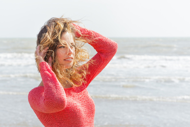 krásný vítr vlasy dívka na moře - Fotografie, Obrázek