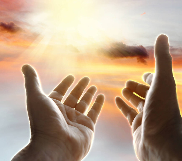 Руки вверх ладонью, поклонение. Открытая рука к закатному небу - Фото, изображение