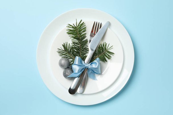 Levyt uusi vuosi ruokailuvälineet sinisellä pohjalla - Valokuva, kuva