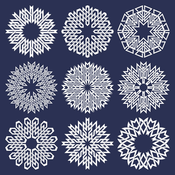 Conjunto de ocho patrones circulares puntiagudos en estilo de líneas intersecantes orientales. Nueve mandalas blancas en forma de copos de nieve sobre fondo azul. - Vector, imagen