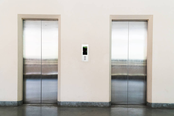 dvoje dveře výtahu uvnitř budovy - Fotografie, Obrázek