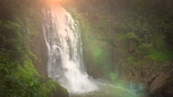 La cascada Haew Narok es una gran cascada en un bosque profundo en el Parque Nacional Khao Yai, Tailandia. - Metraje, vídeo